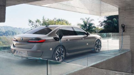 BMW i7 vollelektrisch mt BMW Wallbox oder der Smart Partner Wallbox