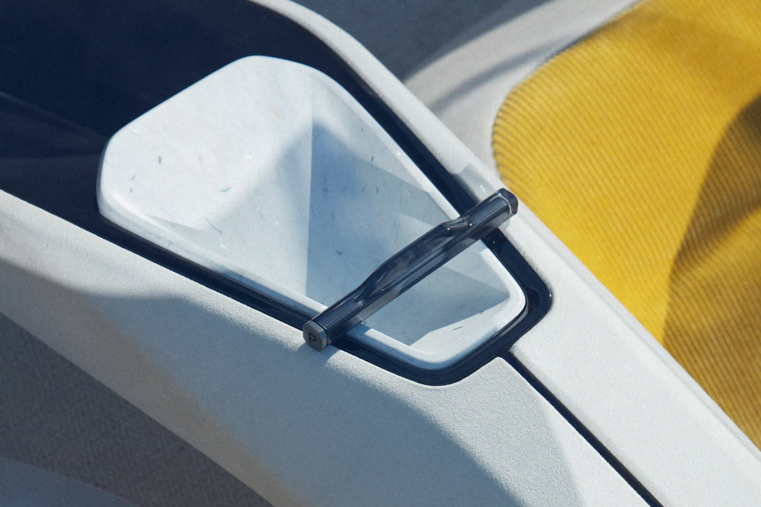 Mann vor Ladestation mmit Automobil