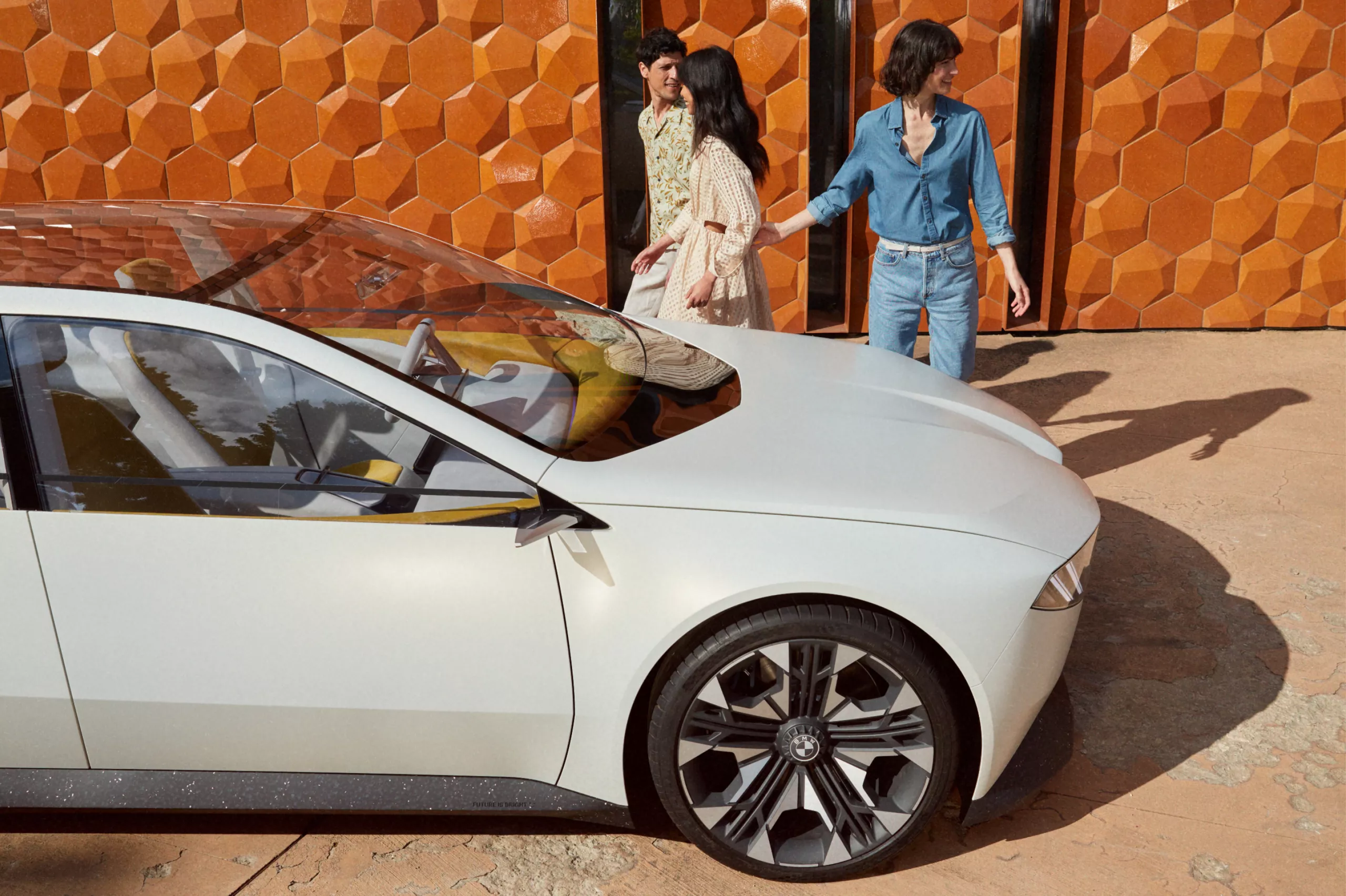 BMW i7 von hinten vor Bergkulisse.